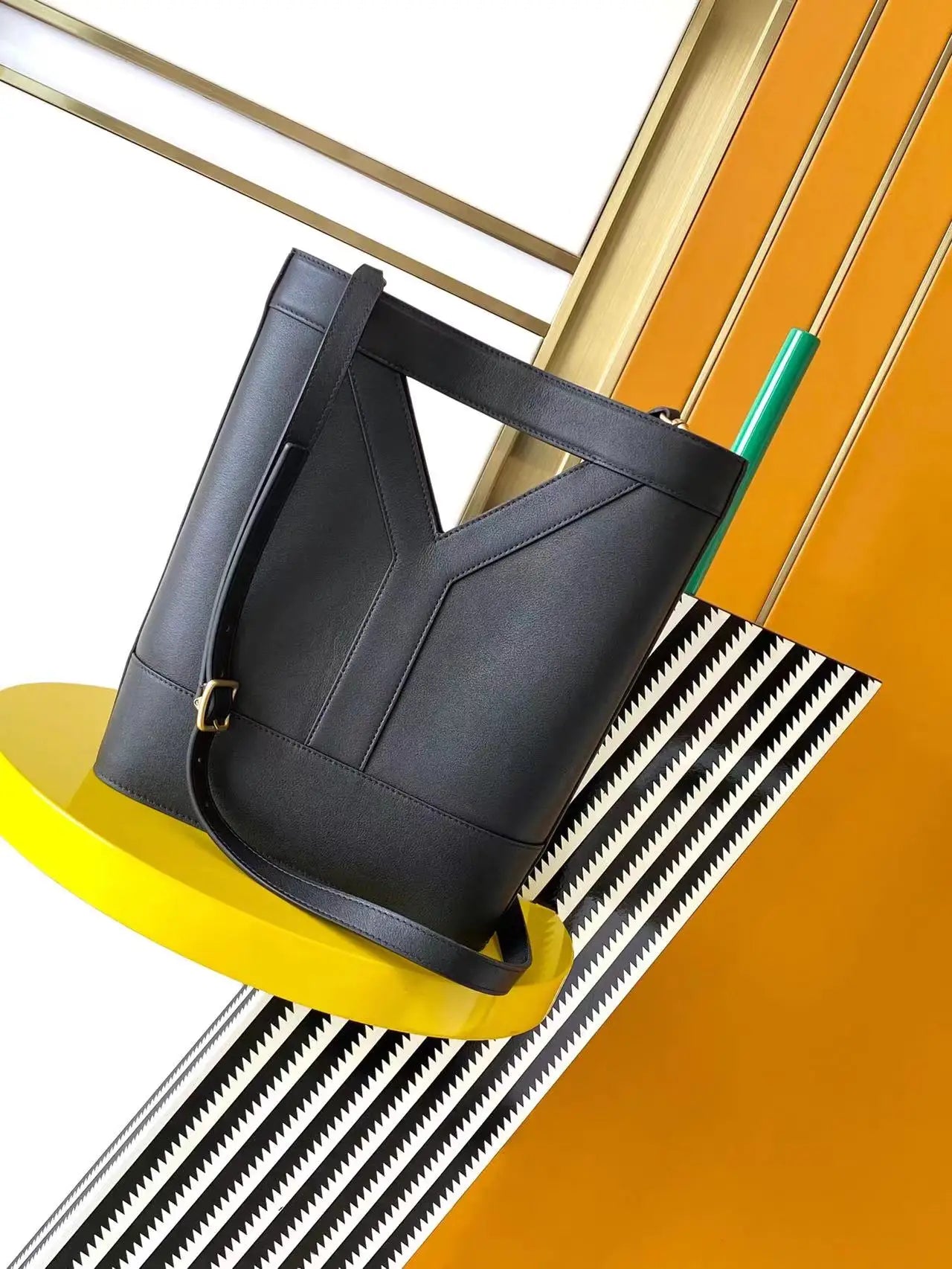 Lady Bucket Bags for Women Luxury Designer 2025 New Decoration Chain Beach Vacation Brand Shopping Handbag