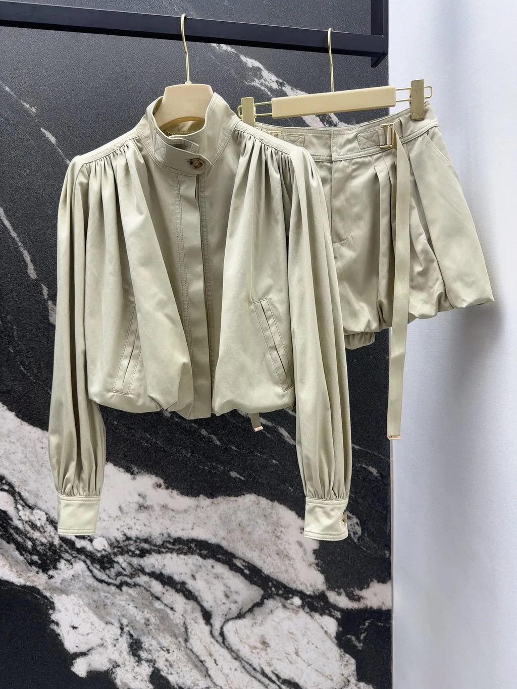 Lazy and slim short lantern pleated embroidered shorts
