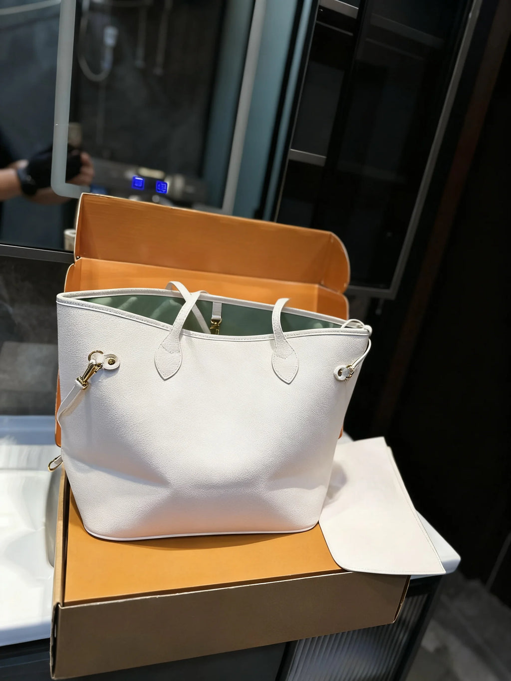 2025 New SIZE: 20x15 CM Fashionable Versatile bags leather cherry Portable can be carried on the shoulder no boxes