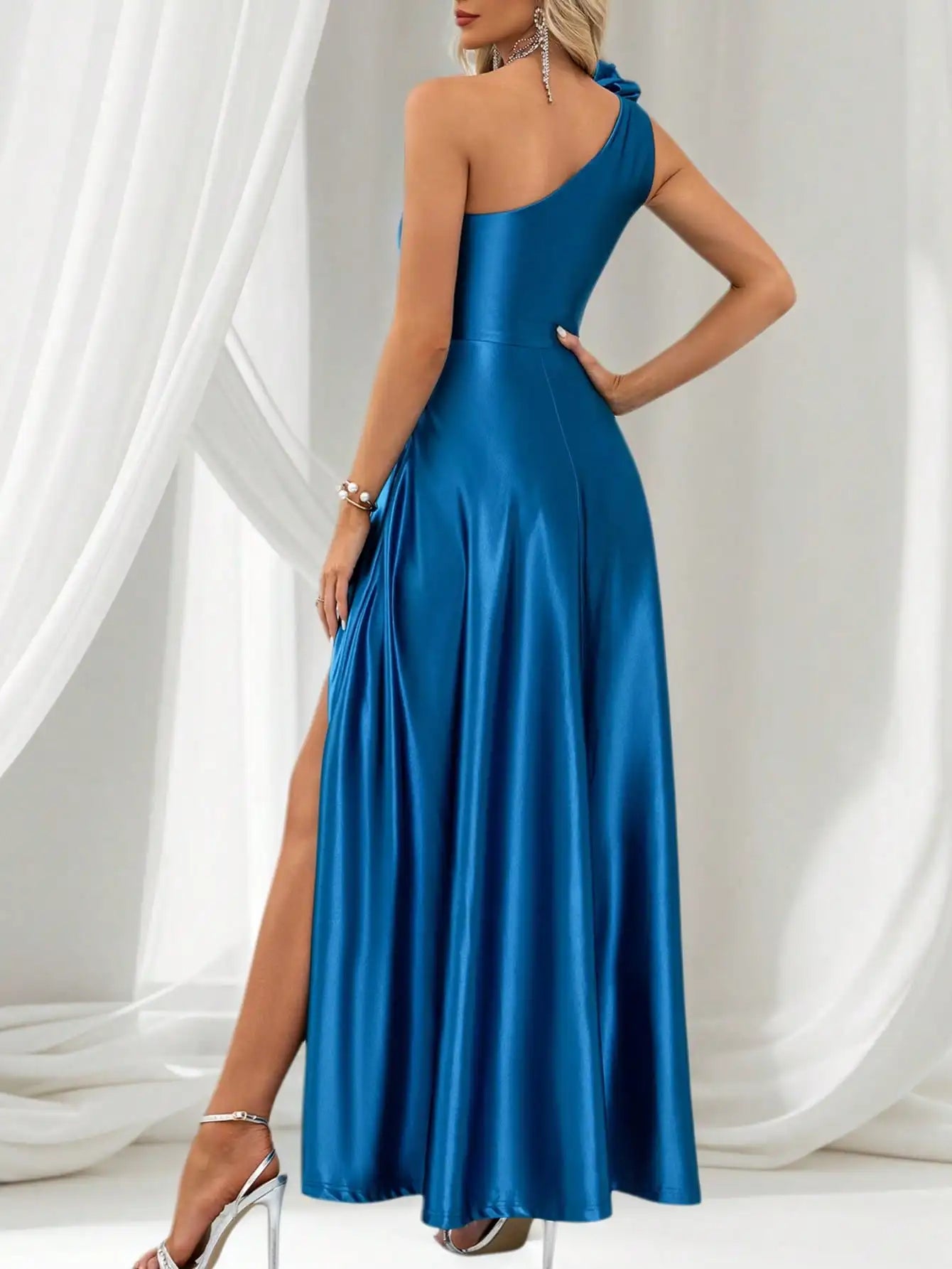 Elegant Satin One-Shoulder Evening Gown with High Slit and Floral Detail, Formal Dress for Parties and Galas