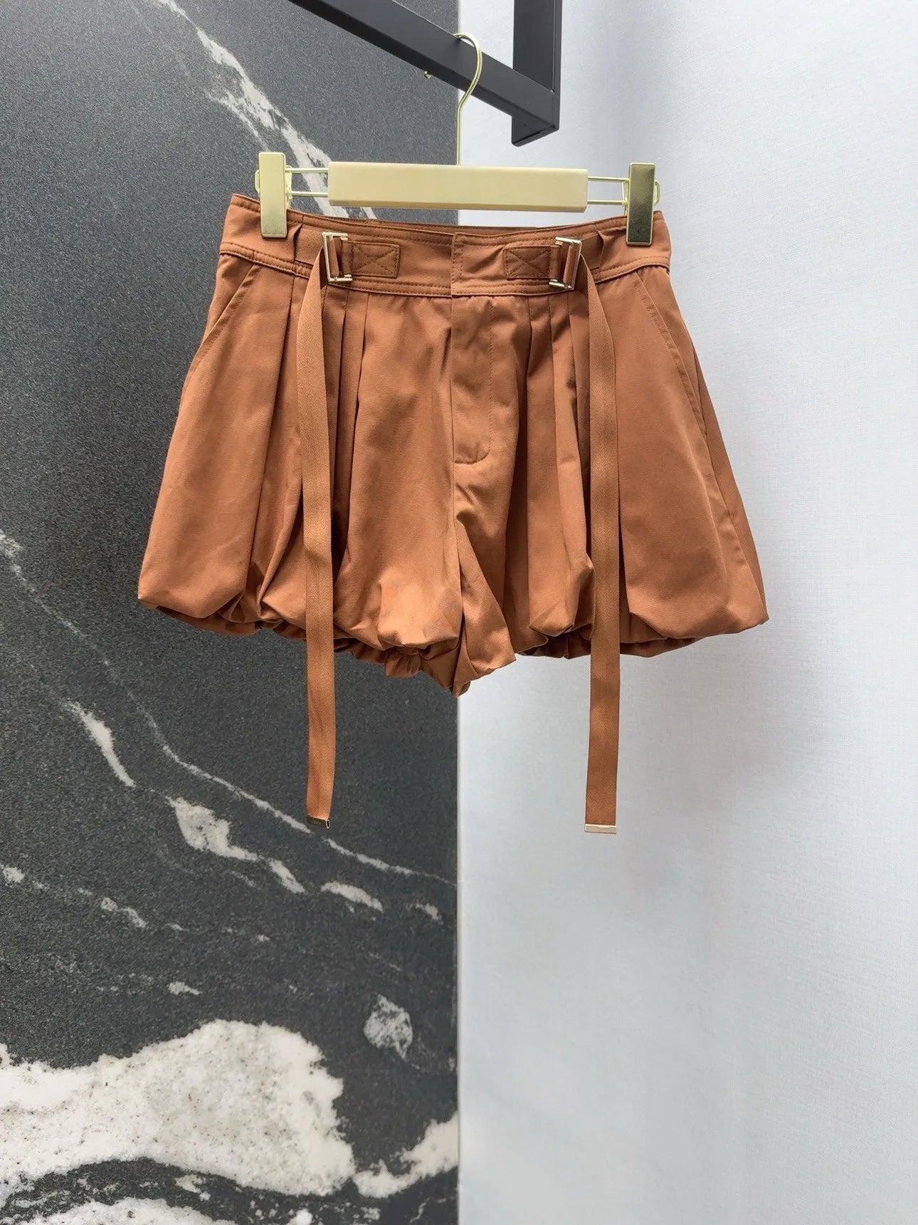 Lazy and slim short lantern pleated embroidered shorts