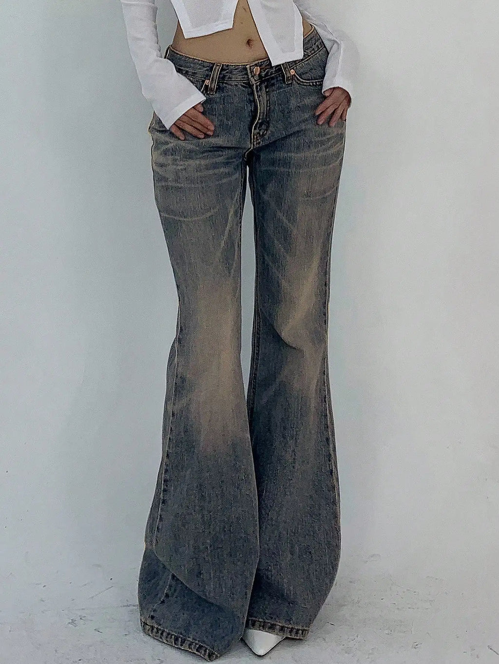Women's Low Rise Flared Denim Jeans with Pockets, Casual Vintage Style