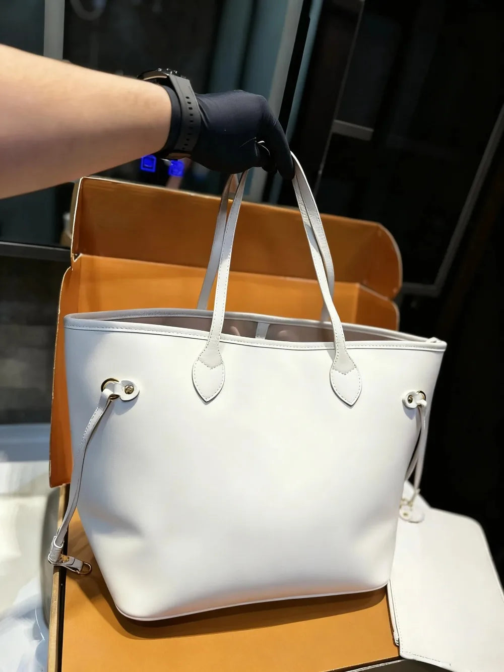 2025 New SIZE: 20x15 CM Fashionable Versatile bags leather cherry Portable can be carried on the shoulder no boxes