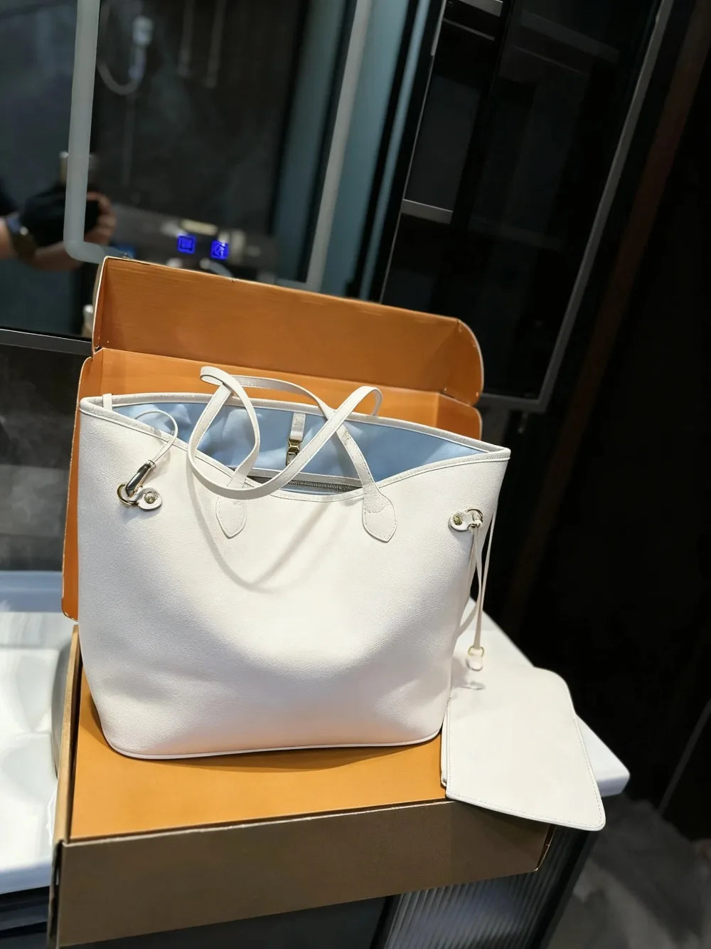 2025 New SIZE: 20x15 CM Fashionable Versatile bags leather cherry Portable can be carried on the shoulder no boxes