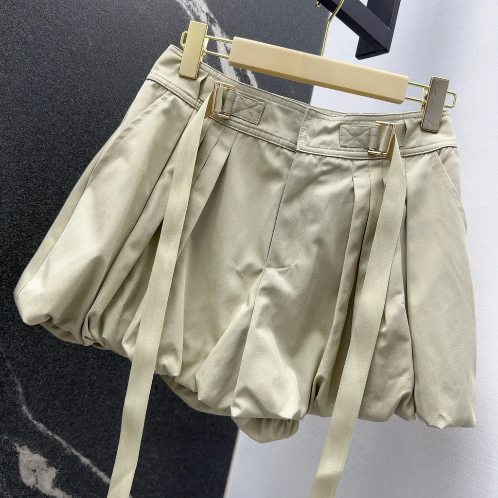Lazy and slim short lantern pleated embroidered shorts